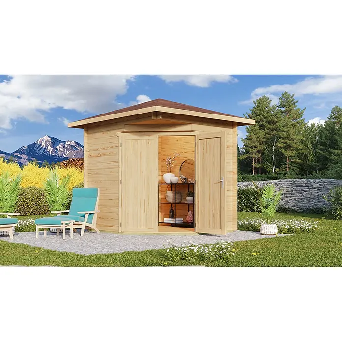 Fjordholz Gartenhaus Nina 44 A Farblose Imprägnierung - Außenmaß inkl. Dachüberstand (B x T): 250 x 250 cm, Holz, Naturbelassen - Gartenhaus aus Naturholz mit braunem Dach und offenen Türen, mit Regalen innen, in einer grünen Umgebung.