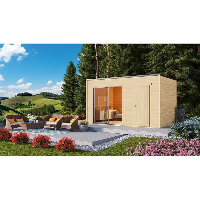 Fjordholz Gartenhaus Q-BIC Alu 70 I 6mm Einfachglas - Außenmaß inkl. Dachüberstand (B x T): 448 x 306,8 cm, Holz, Grau Imprägnierung - Helles Holz-Gartenhaus mit Glas- und Massivtür, auf Terrasse mit Sitzgelegenheiten in grüner Landschaft.