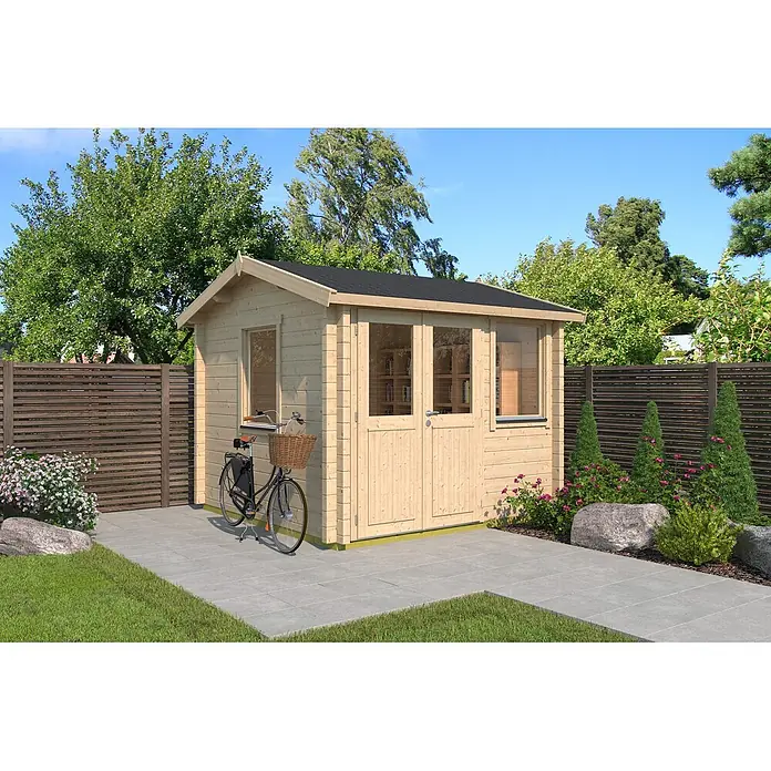 Fjordholz Gartenhaus Narvic 70 A Farblose Imprägnierung - Außenmaß inkl. Dachüberstand (B x T): 298 x 298 cm, Holz, Naturbelassen - Ein helles Holzgartenhaus mit schwarzem Dach steht auf einer gepflasterten Terrasse in einem grünen Garten, daneben ein Fahrrad.