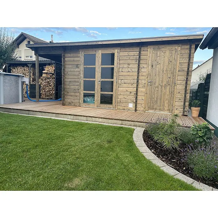 Fjordholz Gartenhaus Carin 44 C +SD - Außenmaß inkl. Dachüberstand (B x T): 606 x 320 cm, Holz, Kiefer/Pinie Imprägnierung - Holzhütte mit angebautem Brennholzschuppen, Terrasse und kleinem Pool im Garten.