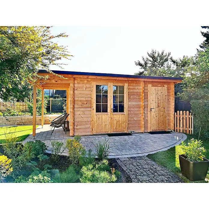 Fjordholz Gartenhaus Carin 44 C +SD - Außenmaß inkl. Dachüberstand (B x T): 606 x 320 cm, Holz, Kiefer/Pinie Imprägnierung - Ein gemütliches Gartenhaus aus Holz mit kleiner überdachter Terrasse und gepflastertem Weg, umgeben von Grün.