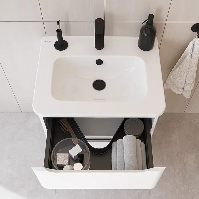 VitrA Integra Round Badmöbel-Set - Gesamtbreite Badmöbel: 60 cm, Weiß, Matt - Weißer Waschtisch mit integriertem Waschbecken, schwarzem Wasserhahn und geöffneter Schublade mit Toilettenartikeln. Draufsicht.