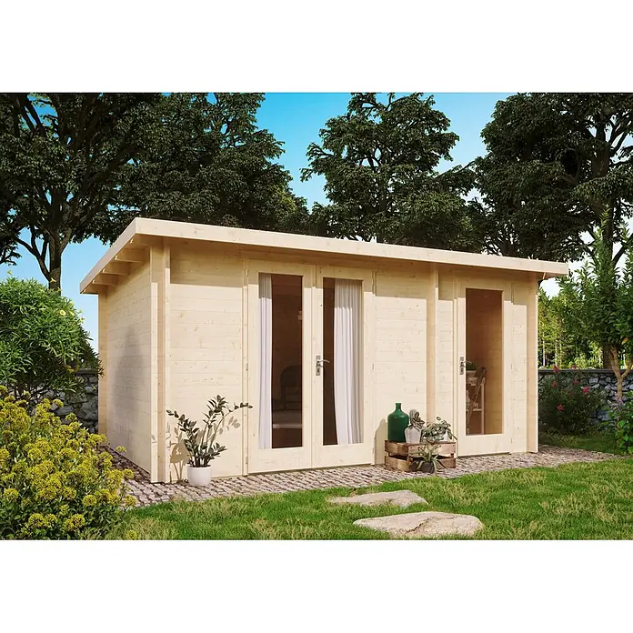 Fjordholz Gartenhaus Carin 44 C - Außenmaß inkl. Dachüberstand (B x T): 470 x 320 cm, Holz, Farbbehandlung Schwedenrot - Gartenhaus aus hellem Holz mit Doppel- und Einzeltüren, Flachdach, in einem Garten.
