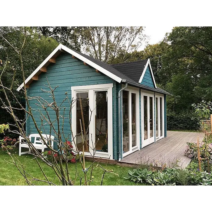 Fjordholz Gartenhaus Teehaus Wakefield 44 Farbbehandlung Schwedenrot - Außenmaß inkl. Dachüberstand (B x T): 560 x 410 cm, Holz, Naturbelassen - Tealblaues Holzgartenhaus mit weißer Verkleidung, dunklem Dach und mehreren Glastüren, gelegen in einem Garten mit Holzterrasse.