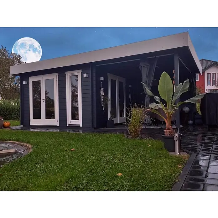 Fjordholz Gartenhaus Ronya 44 Farbbehandlung Carbongrau - Außenmaß inkl. Dachüberstand (B x T): 632 x 360 cm, Holz, Naturbelassen - Dunkles, modernes Gartenhaus mit weißen Türen und Fenstern, Flachdach, unter Mondlicht.