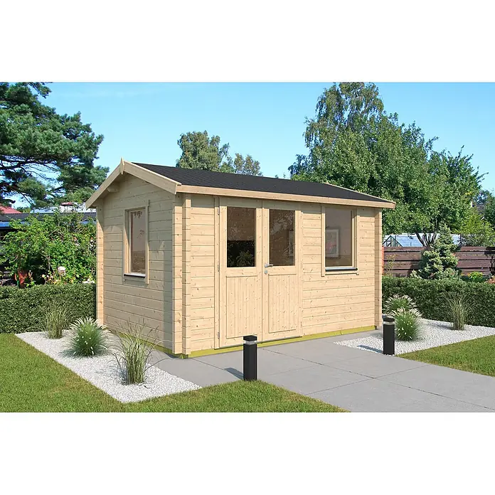Fjordholz Gartenhaus Narvic 44 B - Außenmaß inkl. Dachüberstand (B x T): 400 x 298 cm, Holz, Naturbelassen - Gartenhaus aus hellem Holz mit schwarzem Dach, in einem grünen Garten mit gepflastertem Weg.