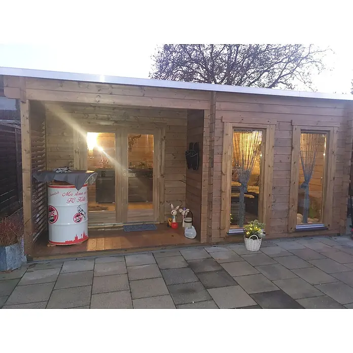 Fjordholz Gartenhaus Alba 44 - Außenmaß inkl. Dachüberstand (B x T): 558 x 418 cm, Holz, Farbbehandlung Schwedenrot - Hölzernes Gartenhaus mit überdachter Veranda, Doppeltüren und gepflasterter Terrasse. Beleuchteter Innenraum und Außendekorationen.