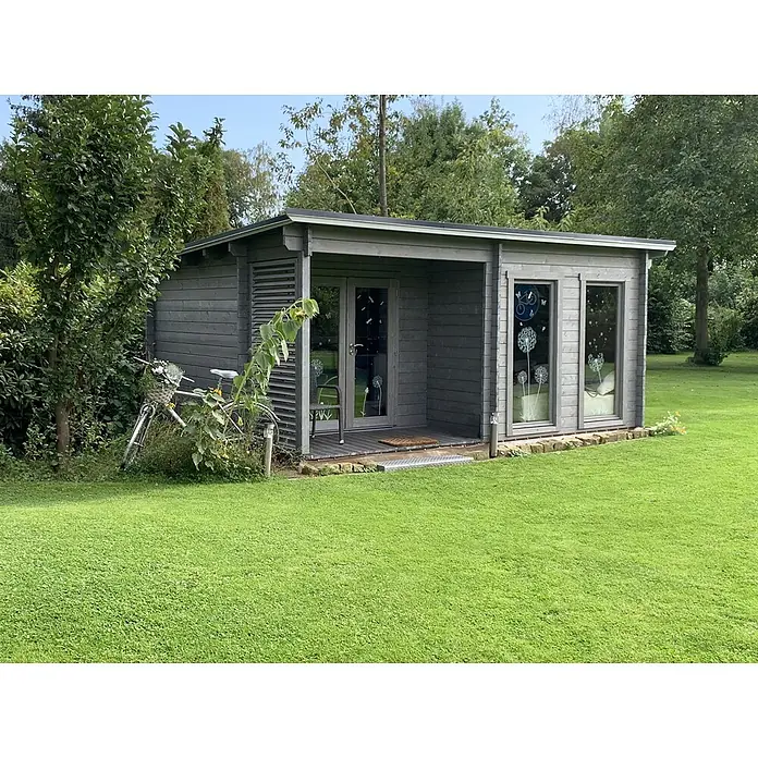 Fjordholz Gartenhaus Alba 44 - Außenmaß inkl. Dachüberstand (B x T): 558 x 418 cm, Holz, Farbbehandlung Schwedenrot - Graues Holzgartenhaus mit Glastüren, Löwenzahn-/Schmetterlings-Fensteraufklebern. Weißes Fahrrad mit Blumenkorb daneben geparkt.