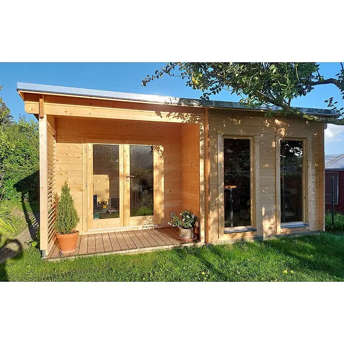 Fjordholz Gartenhaus Alba 44 - Außenmaß inkl. Dachüberstand (B x T): 558 x 418 cm, Holz, Farbbehandlung Schwedenrot - Natürliches Holzgartenhaus mit überdachter Veranda, doppelter Glastür und großen Fenstern.