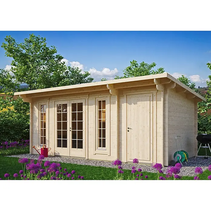 Fjordholz Gartenhaus Jacob 44 B mit Abstellraum - Außenmaß inkl. Dachüberstand (B x T): 570 x 300 cm, Holz, Farblose Imprägnierung - Helles Gartenhaus aus Holz mit Doppeltüren, Seitenfenster und Holztür, umgeben von einem lebhaften Garten.