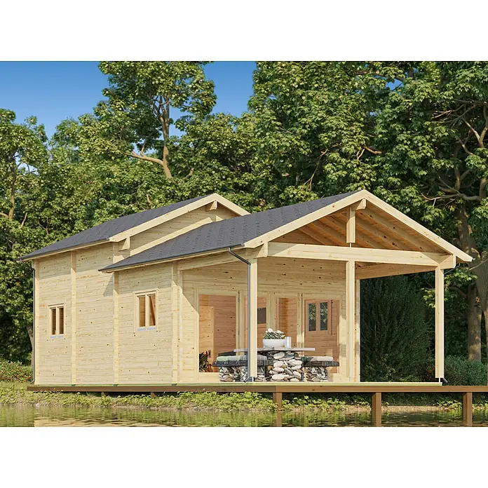 Fjordholz Gartenhaus Lake House 70 A - Außenmaß inkl. Dachüberstand (B x T): 458 x 795 cm, Holz, Naturbelassen - Blockhütte aus hellem Holz mit dunkelgrauem Dach und überdachter Veranda, am Wasser umgeben von Bäumen.