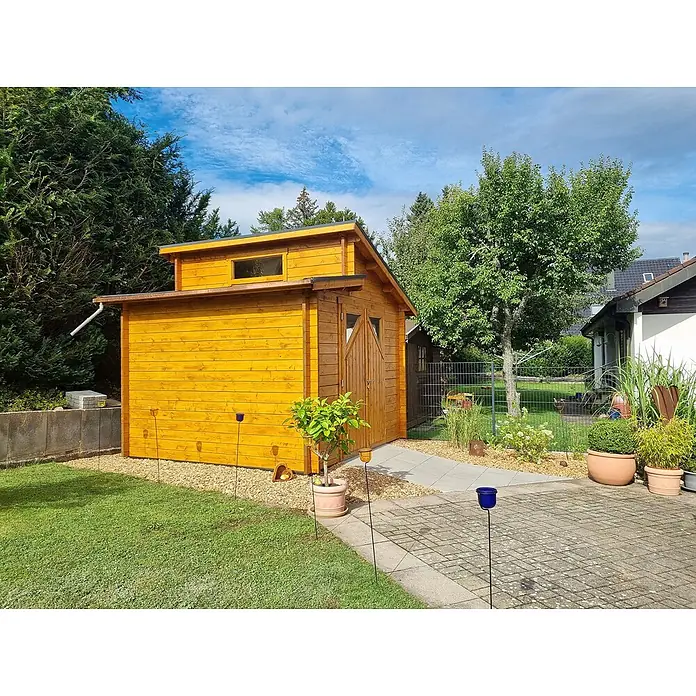 Fjordholz Gartenhaus Varianta 44 D - Außenmaß inkl. Dachüberstand (B x T): 325 x 325 cm, Holz, Naturbelassen - Gelbes Holz-Gartenhaus mit kleinem Fenster und Schrägdach in einem grünen Garten.
