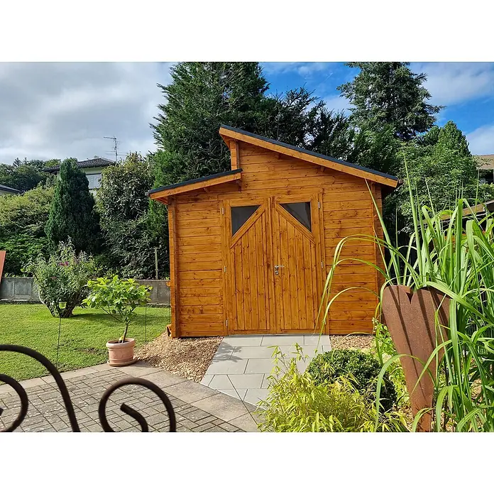 Fjordholz Gartenhaus Varianta 44 D - Außenmaß inkl. Dachüberstand (B x T): 325 x 325 cm, Holz, Naturbelassen - Hölzernes Gartenhaus mit modernem asymmetrischem Dach und Doppeltüren mit Dreiecksfenstern, im Garten.