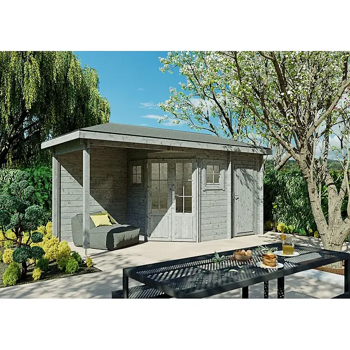 Fjordholz Gartenhaus Evelyn 1E - Außenmaß inkl. Dachüberstand (B x T): 500 x 200 cm, Holz, Naturbelassen - Graues Holzgartenhaus mit integrierter überdachter Terrasse, in einem sonnigen Garten mit Gartenmöbeln.