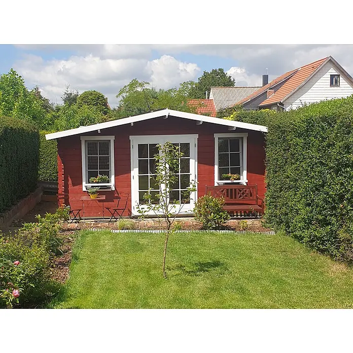 Fjordholz Gartenhaus Agnes 44 Farbbehandlung Lichtgrau - Außenmaß inkl. Dachüberstand (B x T): 500 x 400 cm, Holz, Naturbelassen - Rotes Gartenhaus aus Holz mit weißen Fenstern und Türen.