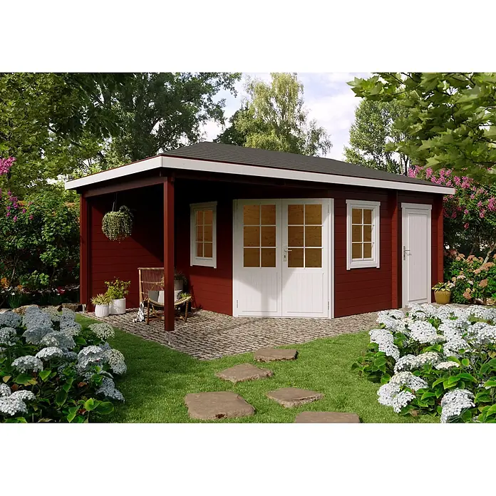 Fjordholz Gartenhaus Evelyn 3E - Außenmaß inkl. Dachüberstand (B x T): 620 x 320 cm, Holz, Naturbelassen - Rotes Gartenhaus mit weißem Rahmen, Doppeltüren und überdachter Veranda, in einem grünen Garten mit Blumen und Pflastersteinen.