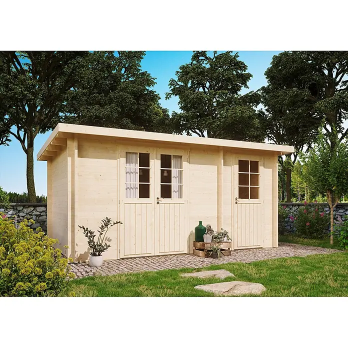Fjordholz Gartenhaus Carin 44 B - Außenmaß inkl. Dachüberstand (B x T): 470 x 270 cm, Holz, Farbbehandlung Schwedenrot - Hellholz-Gartenschuppen mit zwei Türen und Fenstern, in einem grünen Garten mit Bäumen.