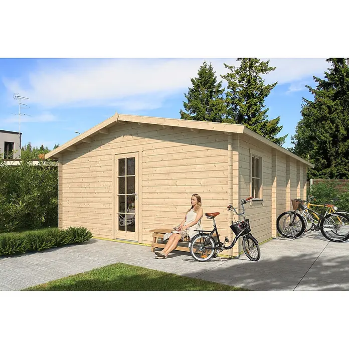 Fjordholz Gartenhaus Ernst 44 ohne Imprägnierung - Außenmaß inkl. Dachüberstand (B x T): 552 x 709,5 cm, Holz, Naturbelassen - Hellbraunes Gartenhaus aus Holz mit einer Frau auf einer Bank und Fahrrädern davor, das seine Nutzung im Freien zeigt.