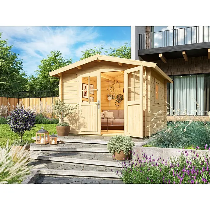 Fjordholz Gartenhaus Eliza 3E - Außenmaß inkl. Dachüberstand (B x T): 296 x 296 cm, Holz, Naturbelassen - Helles Holzgartenhaus mit offenen Türen, das ein gemütliches Interieur mit Sofa in einem üppigen Garten zeigt.