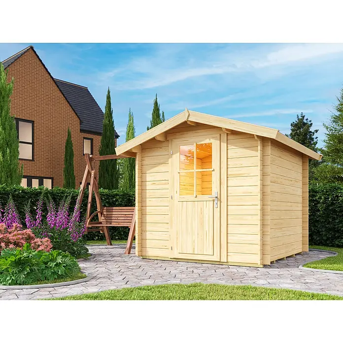 Fjordholz Gartenhaus Eliza 1A - Außenmaß inkl. Dachüberstand (B x T): 230 x 230 cm, Holz, Naturbelassen - Helles Holzgartenhaus mit Tür und Fenster, auf einem gepflasterten Weg in einem grünen Garten neben einer Holzschaukel.
