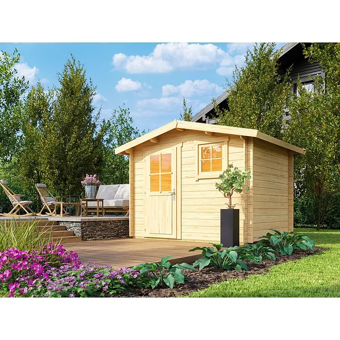 Fjordholz Gartenhaus Eliza 2B - Außenmaß inkl. Dachüberstand (B x T): 296 x 230 cm, Holz, Naturbelassen - Helles Holzgartenhaus mit Fenstern und Tür, auf einer Terrasse in einem grünen Garten.