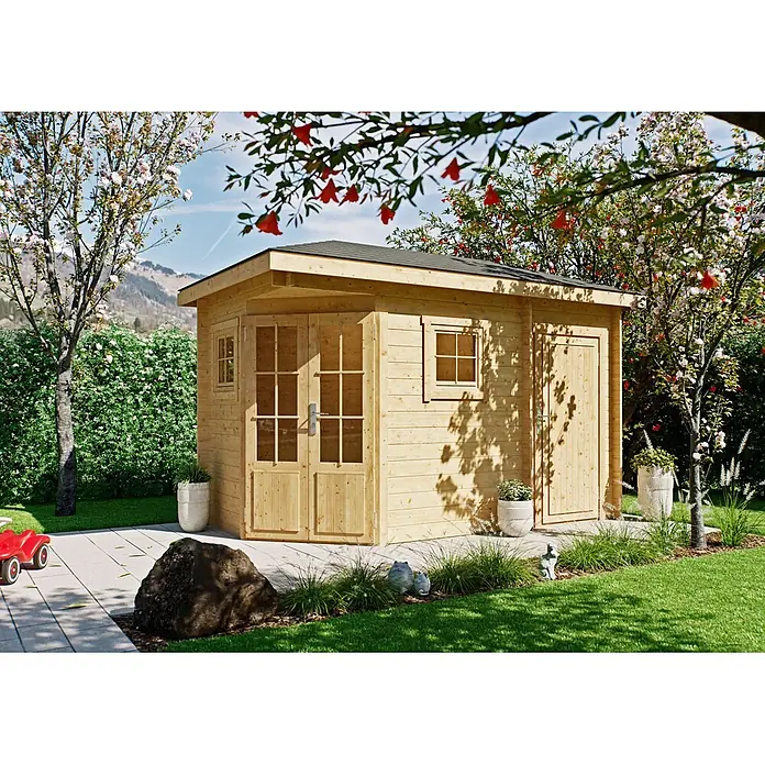 Fjordholz Gartenhaus Evelyn 1D - Außenmaß inkl. Dachüberstand (B x T): 380 x 200 cm, Holz, Naturbelassen - Leichter Holzgartenhaus mit Doppeltür und Seitentür auf einer Terrasse in einem üppigen Garten.
