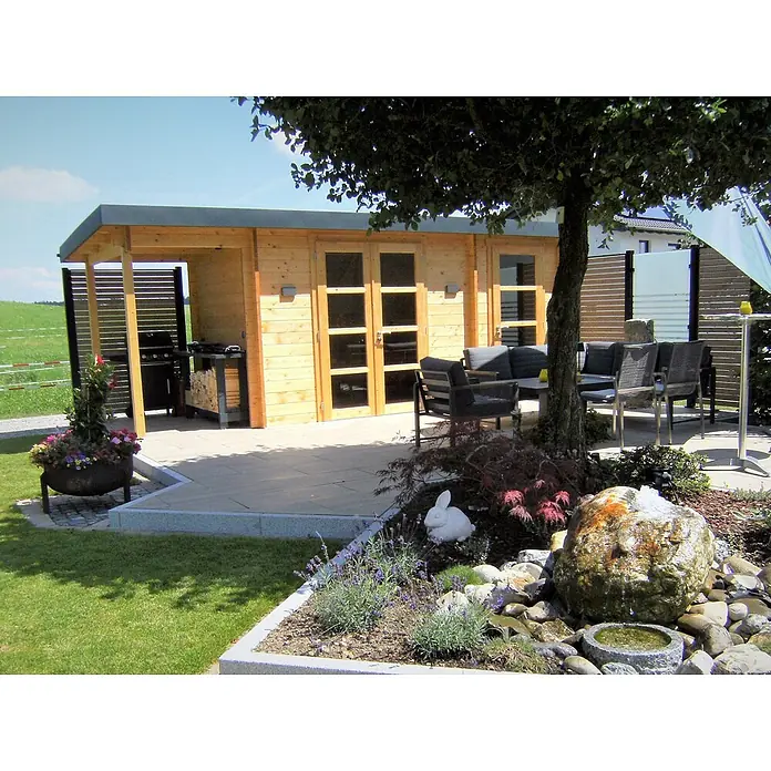 Fjordholz Gartenhaus Carin 44 A +SD - Außenmaß inkl. Dachüberstand (B x T): 606 x 220 cm, Holz, ohne Imprägnierung - Ein heller Holzgartenpavillon mit dunklem Dach und Lamellenwänden, als überdachte Terrasse mit Gartenmöbeln, Grill und Landschaftselementen.