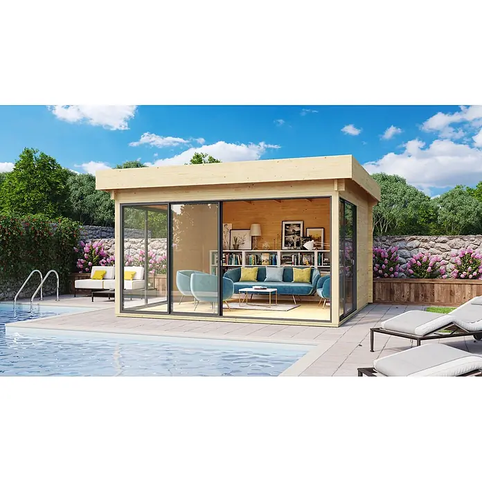Fjordholz Gartenhaus - Außenmaß inkl. Dachüberstand (B x T): 418 x 441,6 cm, Holz, Grau Imprägnierung - Moderner Holzgartenraum mit großen Glasschiebetüren und Flachdach, innen eingerichtet, neben einem Pool.