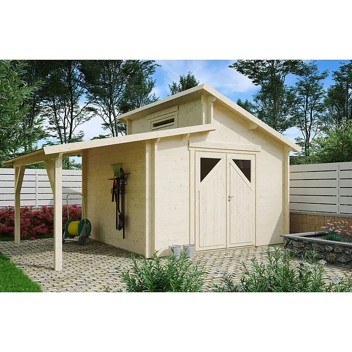 Fjordholz Gartenhaus Varianta 44 D +SD Moderne-Tür (Milchglas) - Außenmaß inkl. Dachüberstand (B x T): 483,2 x 325 cm, Holz, ohne Imprägnierung - Gartenhaus aus hellem Naturholz mit integriertem Seitenanbau, im Garten mit Pflaster und Pflanzen, zur Werkzeugaufbewahrung.