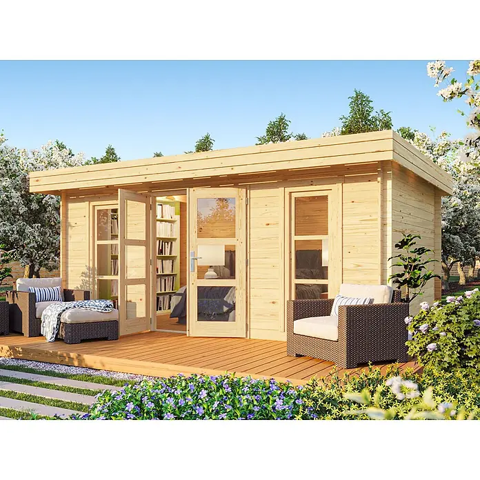Fjordholz Gartenhaus Cannes 34 Grau Imprägnierung - Außenmaß inkl. Dachüberstand (B x T): 539 x 359 cm, Holz, Naturbelassen - Helles Holz Gartenhaus mit Flachdach, großen Glastüren und Terrasse mit Sitzgelegenheiten im Freien, umgeben von blühenden Bäumen.
