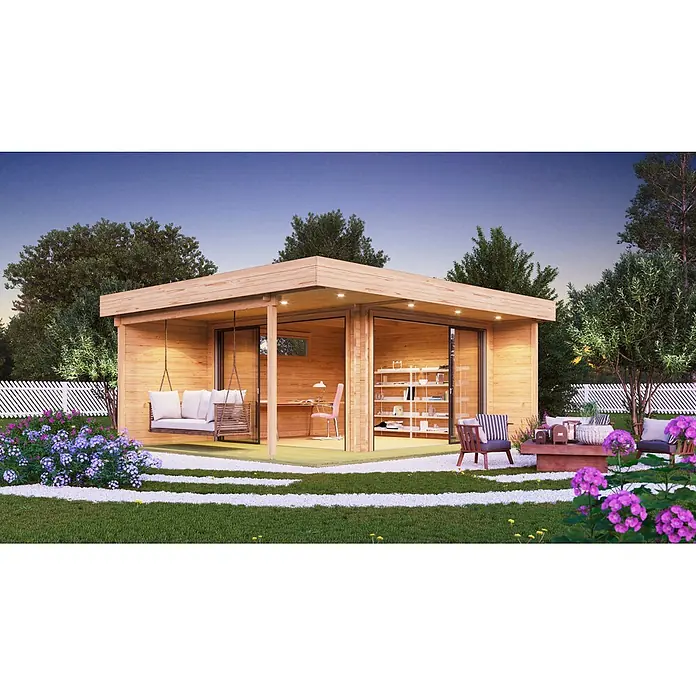 Fjordholz Gartenhaus - Außenmaß inkl. Dachüberstand (B x T): 578 x 508 cm, Holz, Grau Imprägnierung - Moderner Gartenraum aus Holz mit großen Glastüren, Außen-Schaukel und Büro-/Lounge-Einrichtung, umgeben von einem Garten.