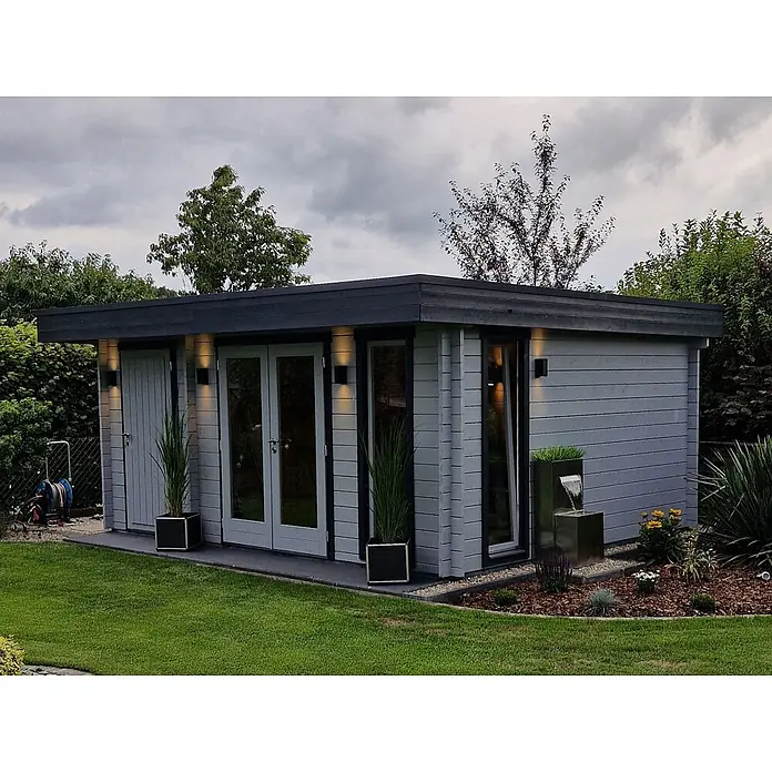 Fjordholz Gartenhaus Theo 44 Farbbehandlung Schwedenrot - Außenmaß inkl. Dachüberstand (B x T): 500 x 400 cm, Holz, Naturbelassen - Modernes Gartenhaus mit hellgrauer Holzverkleidung, dunklem Flachdach und großen Glastüren.