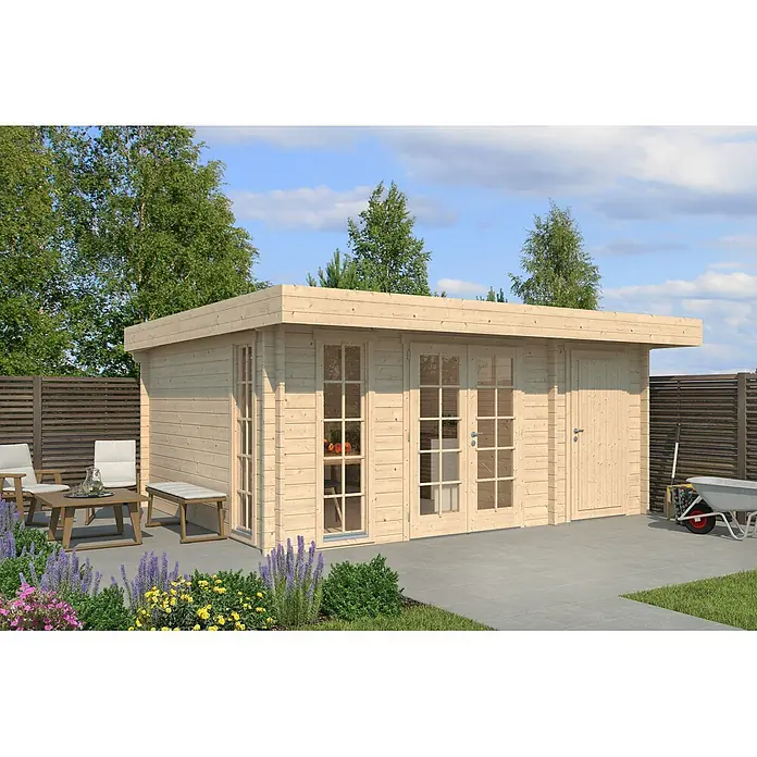 Fjordholz Gartenhaus Theo 44 Farbbehandlung Schwedenrot - Außenmaß inkl. Dachüberstand (B x T): 500 x 400 cm, Holz, Naturbelassen - Helle Holzgartenhütte mit Flachdach auf einer Terrasse, mit Glastüren und Seiteneingang, in einem Garten.