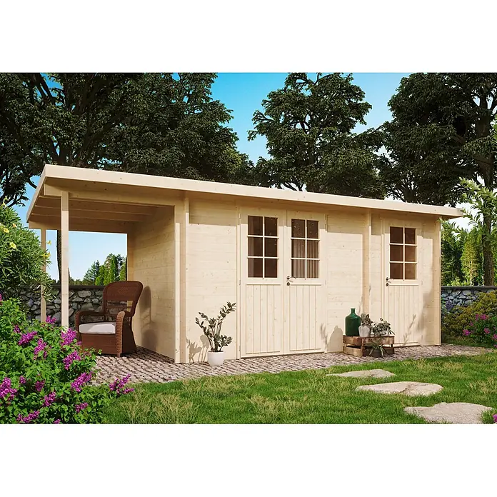 Fjordholz Gartenhaus Carin 44 B +SD - Außenmaß inkl. Dachüberstand (B x T): 606 x 270 cm, Holz, ohne Imprägnierung - Helle Holzhütte mit integriertem Carport, in einem üppigen Garten mit gepflasterter Terrasse.
