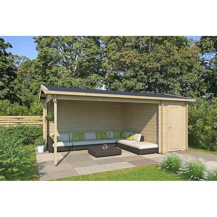 Fjordholz Gartenhaus Kilian 28 C - Außenmaß inkl. Dachüberstand (B x T): 568 x 318 cm, Holz, ohne Imprägnierung - Hölzerner Gartenschuppen mit überdachter Terrasse, ausgestattet mit dunklen Rattan-Lounge-Möbeln und grünen Kissen auf gepflastertem Grund.