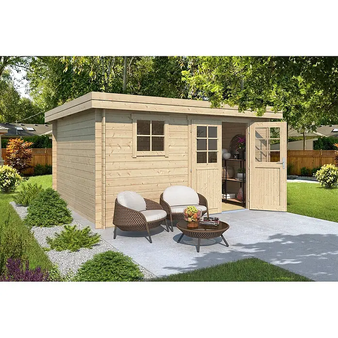 Fjordholz Gartenhaus Linz 28 E Farblose Imprägnierung - Außenmaß inkl. Dachüberstand (B x T): 398 x 358 cm, Holz, Naturbelassen - Kompakter Holz-Gartenpavillon mit Flachdach, Fenster und Doppeltüren, auf einer Terrasse mit Sitzgelegenheiten im Garten.