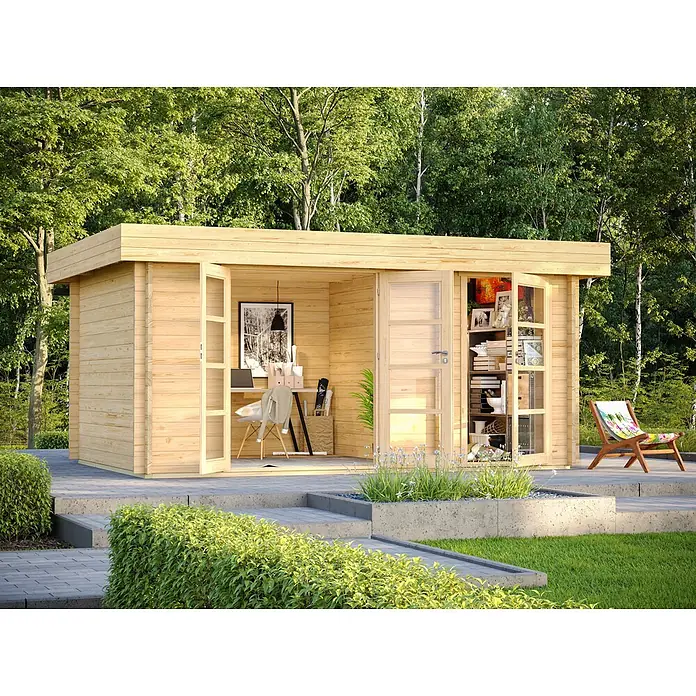 Fjordholz Gartenhaus Brita 44 Moderne-Tür (Klarglas) Farbbehandlung Carbongrau - Außenmaß inkl. Dachüberstand (B x T): 470 x 320 cm, Holz, Naturbelassen - Helles Gartenbüro/Studio aus Holz mit offenen Türen, Schreibtisch, Regalen und Sitzbereich im Freien.