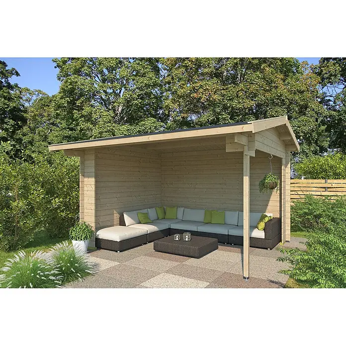 Fjordholz Gartenhaus Kilian 28 A Grau Imprägnierung - Außenmaß inkl. Dachüberstand (B x T): 388 x 318 cm, Holz, Naturbelassen - Offene Holz-Gartenlaube, eingerichtet mit Outdoor-Sofa und Couchtisch.