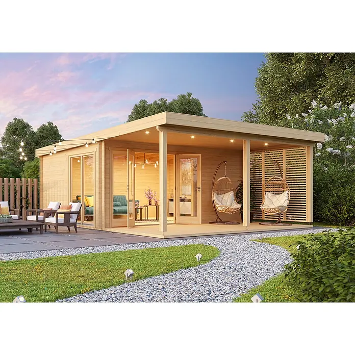 Fjordholz Gartenhaus Kaarlo 70 Grau Imprägnierung - Außenmaß inkl. Dachüberstand (B x T): 598 x 680 cm, Holz, Naturbelassen - Helle Holzgartenhütte mit integrierter überdachter Veranda, als Outdoor-Lounge eingerichtet, mit Lichterketten und Hängesesseln.