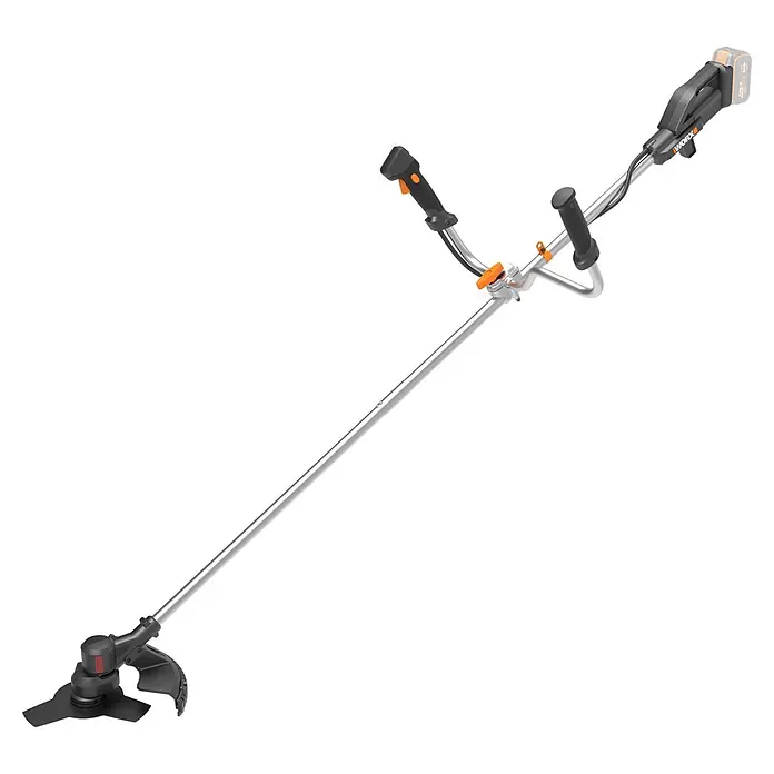 Worx PowerShare 20V Akku-Motorsense WG082E.9 - Ohne Akku, Schnittbreite Faden: 30 cm, Schnittbreite Messer: 25,5 cm - Akku-Rasentrimmer mit langem silbernen Schaft, schwarzen und orangefarbenen Griffen und schwarzem Schneidkopf mit Klinge. Mit sichtbarem Akku und 'WORX'-Logo.