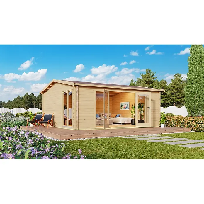 Fjordholz Gartenhaus Davos 70 B - Außenmaß inkl. Dachüberstand (B x T): 578 x 534 cm, Holz, Grau Imprägnierung - Ein helles Gartenhaus aus Holz mit Glas-Falttüren, einer kleinen Terrasse und möbliertem Innenraum, in einem sonnigen Garten.