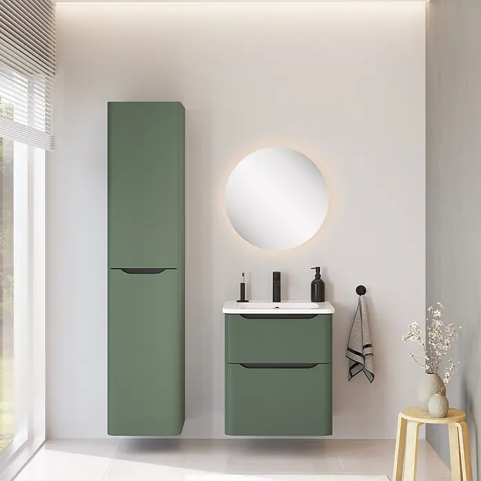 VitrA Integra Round Badmöbel-Set - Gesamtbreite Badmöbel: 60 cm, Moosgrün, Matt - Grüner, wandmontierter Badezimmerschrank und Waschtischunterschrank mit Waschbecken in einem modernen Bad.