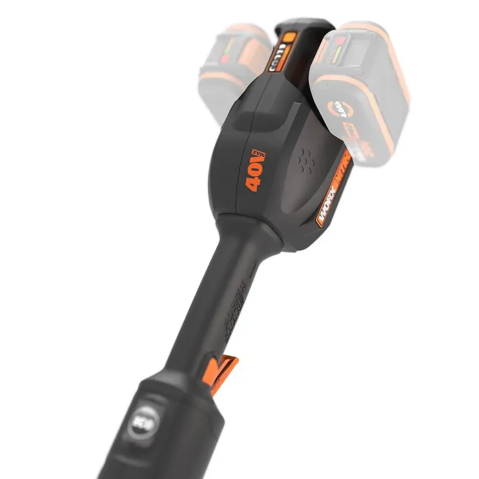 Worx PowerShare 20V Akku-Rasentrimmer WG185E.9 - 40 V, Ohne Akku, Schnittbreite Faden: 38 cm - Dunkelgraues und orangefarbenes 40V MAX Akku-Gartengerät mit WORX NITRO Branding, schräg.