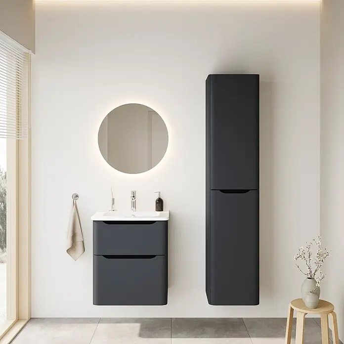 VitrA Integra Round Badmöbel-Set - Gesamtbreite Badmöbel: 60 cm, Graphit, Matt - Moderne dunkelgraue Badmöbel mit weißem Waschbecken und passendem Hochschrank in einem hellen Badezimmer.
