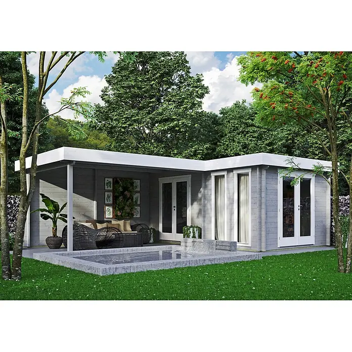 Fjordholz Gartenhaus Luisa 44 - Außenmaß inkl. Dachüberstand (B x T): 680 x 480 cm, Holz, Naturbelassen - Graues Gartenhaus aus Holz mit weißem Flachdach, überdachter Terrasse, Sitzgelegenheiten und Wasserspiel in grüner Gartenumgebung.