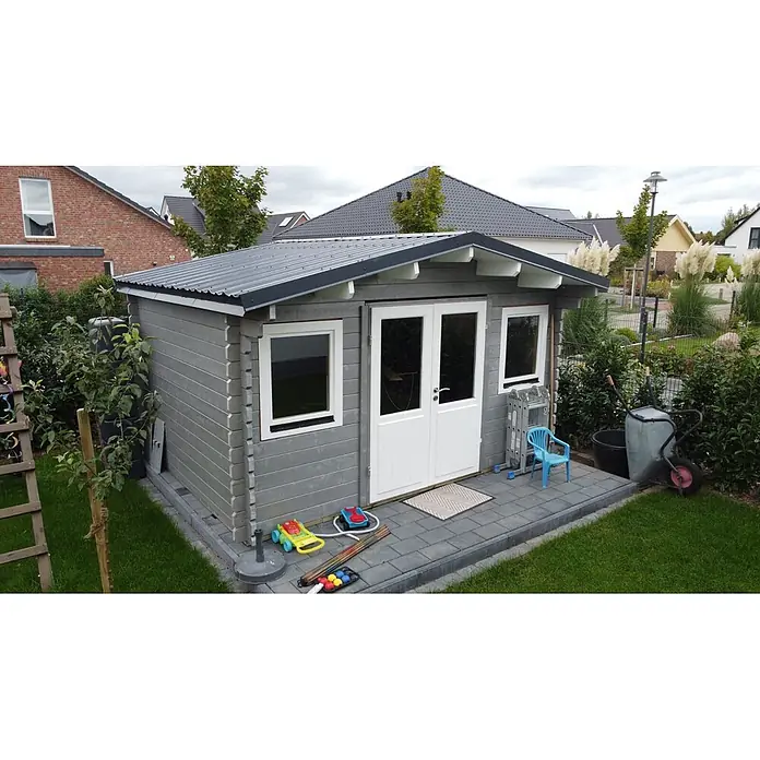 Fjordholz Gartenhaus Sören 44 - Außenmaß inkl. Dachüberstand (B x T): 400 x 300 cm, Holz, ohne Imprägnierung - Graues Holzgartenhaus mit weißen Doppeltüren und Fenstern, mit dunklem Dach, auf Pflaster im Garten.