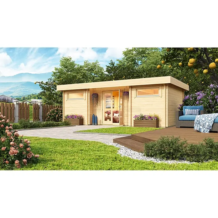 Fjordholz Gartenhaus Aargau 44 - Außenmaß inkl. Dachüberstand (B x T): 720 x 415 cm, Holz, ohne Imprägnierung - Ein helles Holzgartenhaus mit Flachdach und großen Fenstern, in einem grünen Garten mit Terrasse und Sitzbereich.
