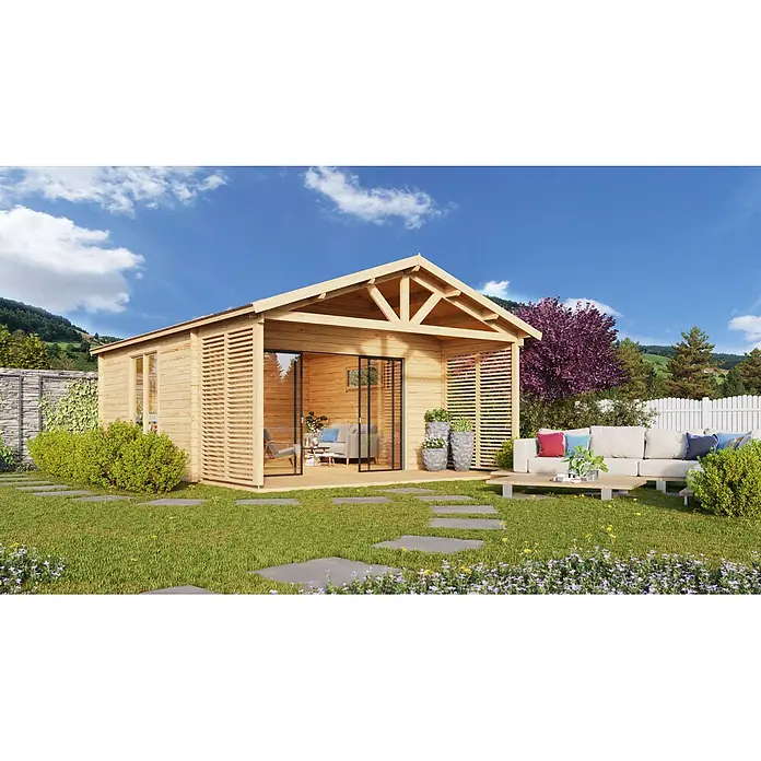 Fjordholz Gartenhaus - Außenmaß inkl. Dachüberstand (B x T): 520 x 720 cm, Holz, Grau Imprägnierung - Hölzerne Gartenhütte mit überdachter Terrasse und Glasschiebetüren, in einem Garten mit Sitzbereich.