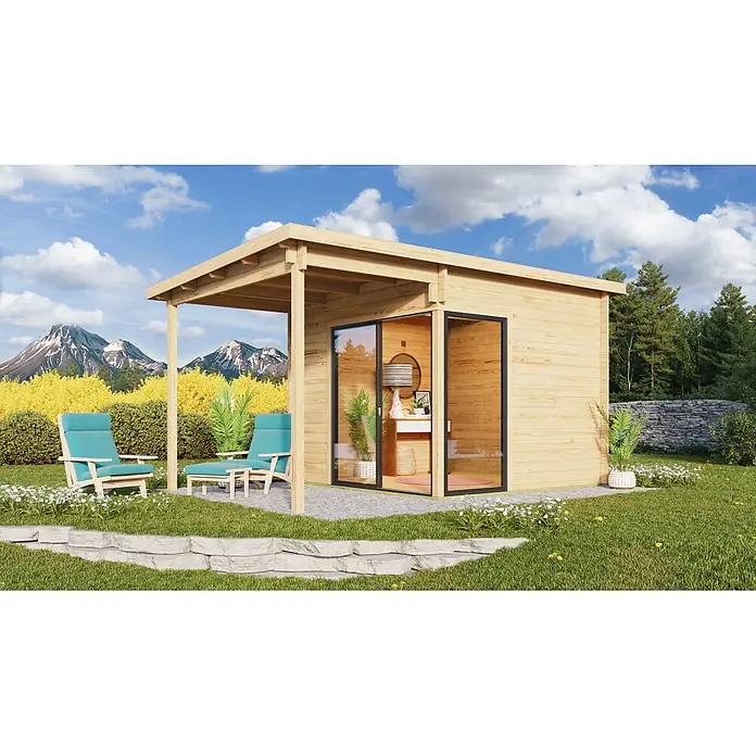 Fjordholz Gartenhaus - Außenmaß inkl. Dachüberstand (B x T): 320 x 504 cm, Holz, Grau Imprägnierung - Heller Holz-Gartenraum mit Überdachung und Terrassenstühlen in einer Naturlandschaft.