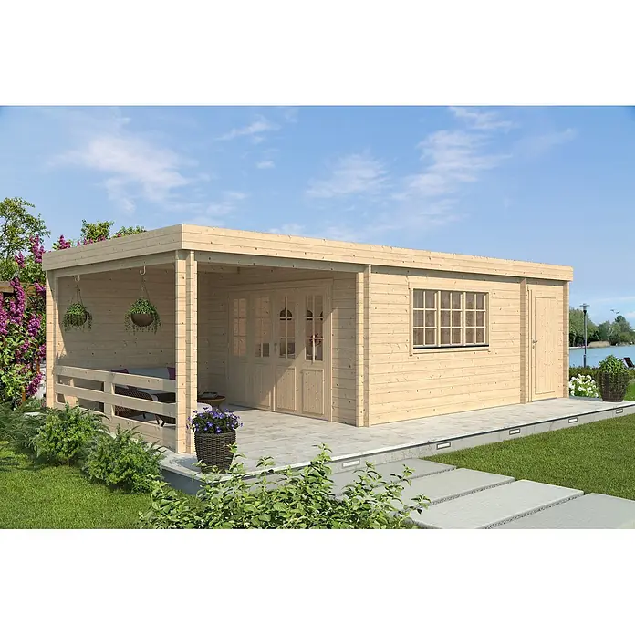 Fjordholz Gartenhaus Aksel 44 Farbbehandlung Carbongrau - Außenmaß inkl. Dachüberstand (B x T): 850 x 418 cm, Holz, Naturbelassen - Helles Holzgartenhaus mit überdachter Terrasse, Glastüren und Fenster, in einem Garten am See.